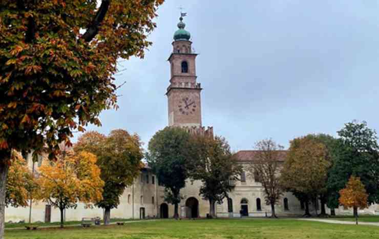 piazza con campanile